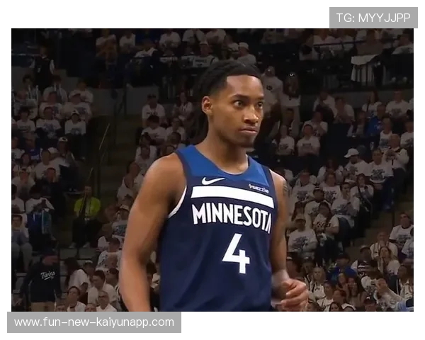 森林狼替补连续得分让观众欢呼